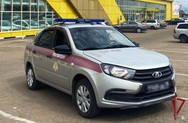 Росгвардейцы задержали подозреваемого в краже кофе и шоколада из магазина