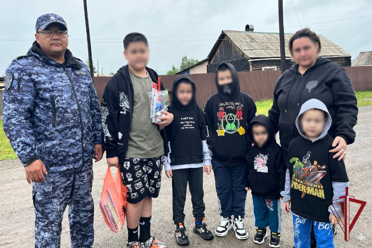 В Бурятии росгвардейцы приняли участие в благотворительной акции ко Дню знаний