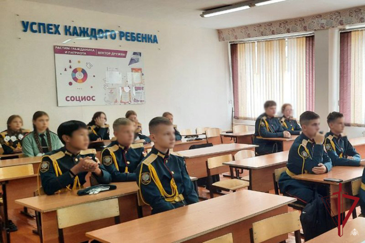 Сотрудники вневедомственной охраны поздравили кадетов подшефного класса в Улан-Удэ