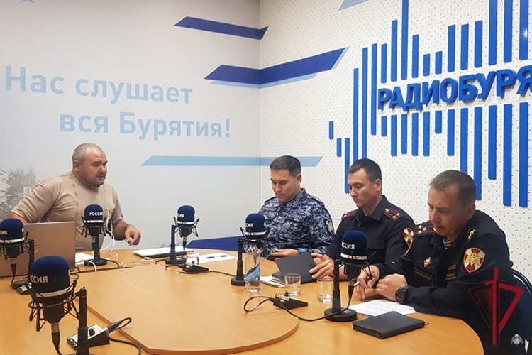 Офицеры Росгвардии выступили в прямом эфире радио ГТРК «Бурятия»