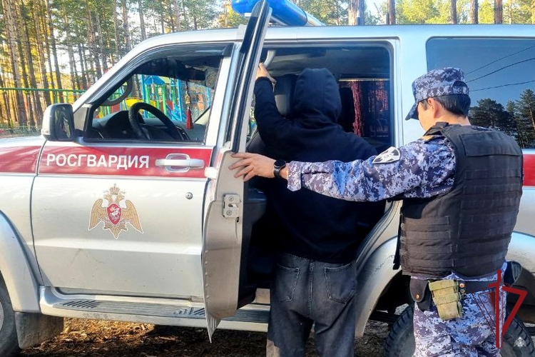 Сотрудники Росгвардии вернули родителям ушедшего из дома подростка в Бурятии