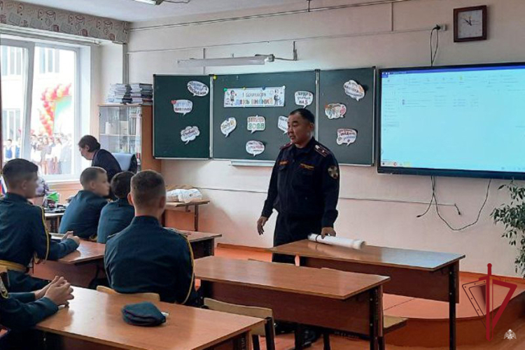 Сотрудники вневедомственной охраны поздравили кадетов подшефного класса в Улан-Удэ