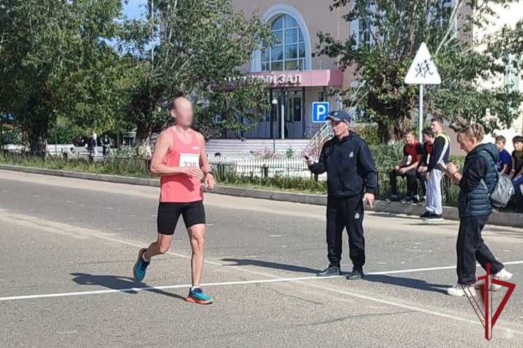 В Бурятии сотрудники ОМОН стали серебряными призерами полумарафона