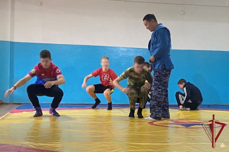 Росгвардеец провел занятие для подшефного класса в Улан-Удэ