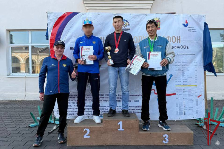 В Бурятии сотрудники ОМОН стали серебряными призерами полумарафона