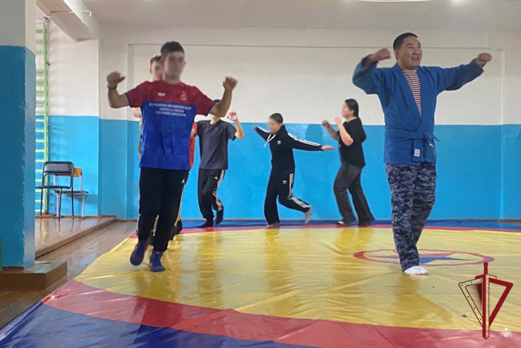 Росгвардеец провел занятие для подшефного класса в Улан-Удэ