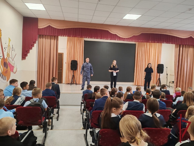 В Мухоршибирском районе росгвардейцы провели профилактические беседы с учащимися колледжа и школы