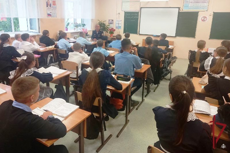 В Бурятии сотрудники вневедомственной охраны Росгвардии провели уроки мужества в школах