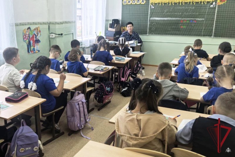 В Бурятии сотрудники вневедомственной охраны Росгвардии провели уроки мужества в школах