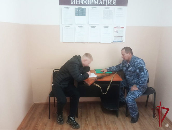 В Хоринском районе мужчина добровольно сдал найденное оружие