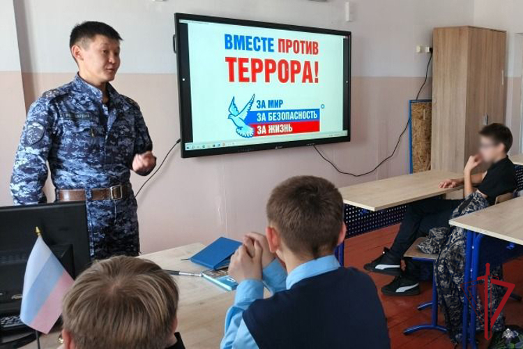 Сотрудник Росгвардии провел урок по антитеррору в Бурятии