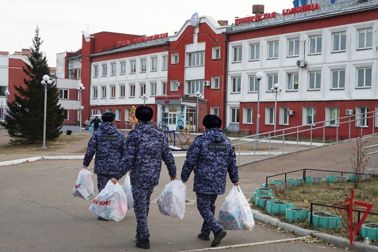 В Бурятии сотрудники вневедомственной охраны Росгвардии в третий раз пополнили «шкатулку храбрости»