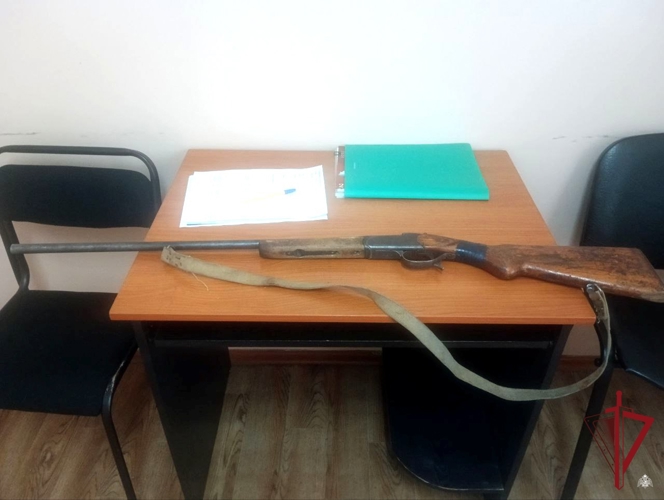 В Хоринском районе мужчина добровольно сдал найденное оружие