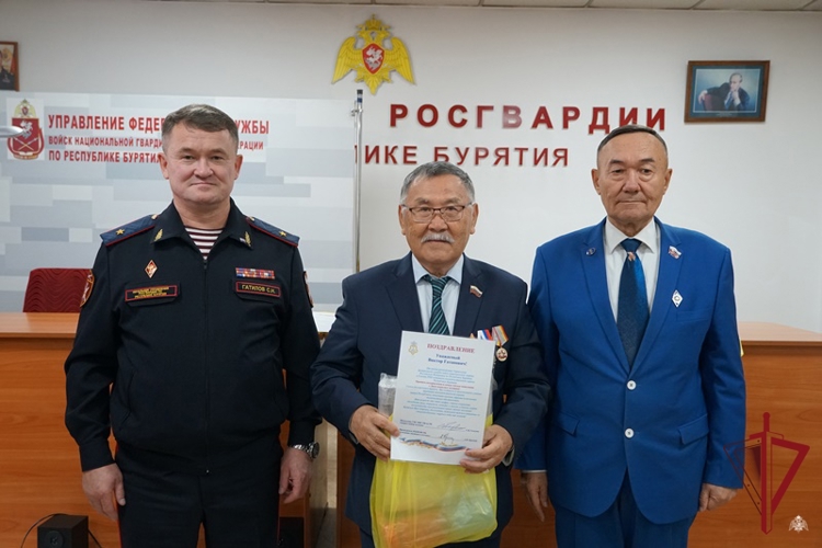 Росгвардейцы Бурятии поздравили ветеранов с праздником