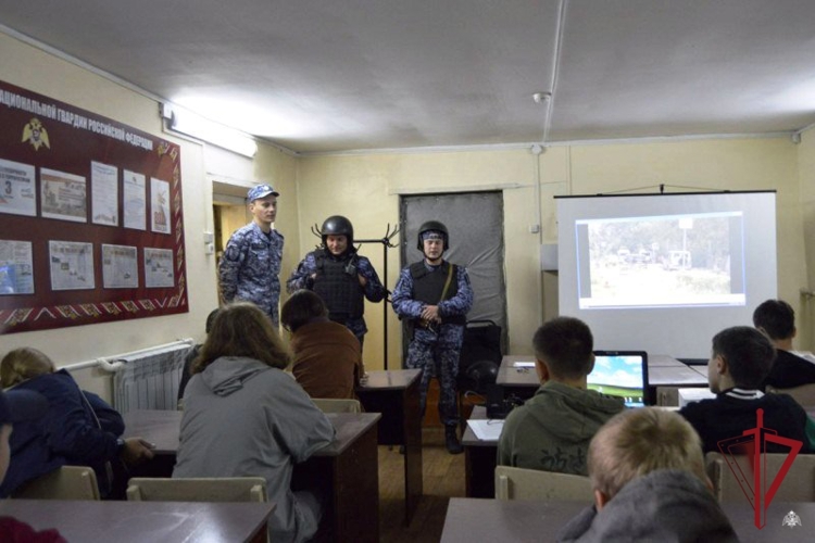 В Бурятии школьники узнали о службе во вневедомственной охране