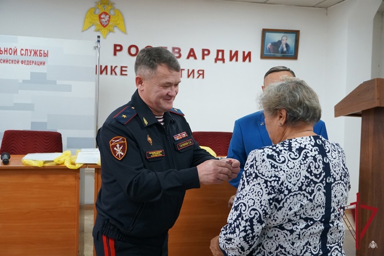 Росгвардейцы Бурятии поздравили ветеранов с праздником