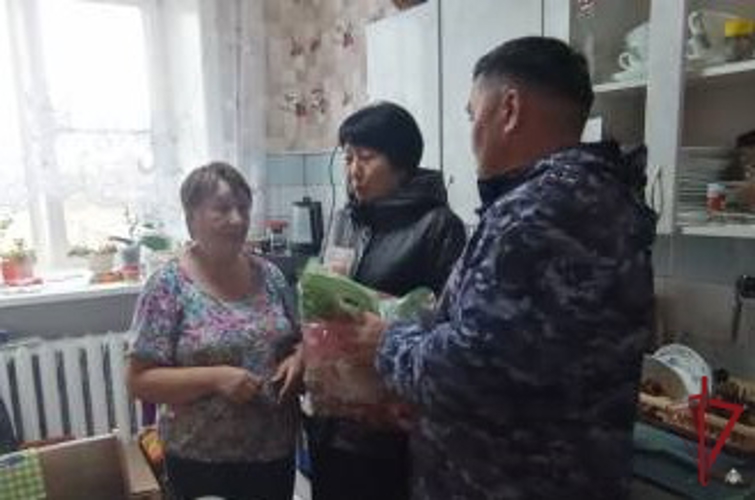 Росгвардейцы Бурятии поздравили ветеранов с праздником