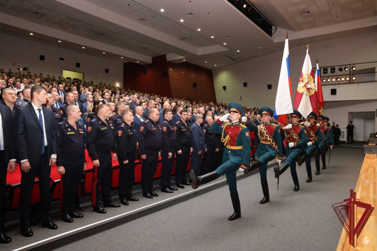 Заместитель директора Росгвардии Василий Сонин вручил государственные и ведомственные награды сотрудникам вневедомственной охраны в день профессионального праздника