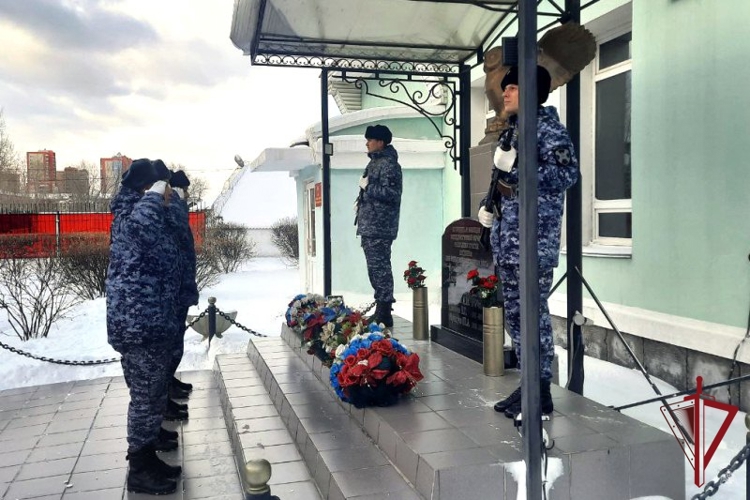 Память погибших сослуживцев почтили росгвардейцы в Бурятии