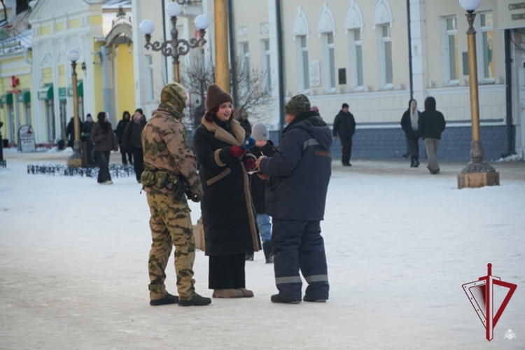 В Улан-Удэ росгвардейцы напомнили о правилах безопасности в рамках социального эксперимента