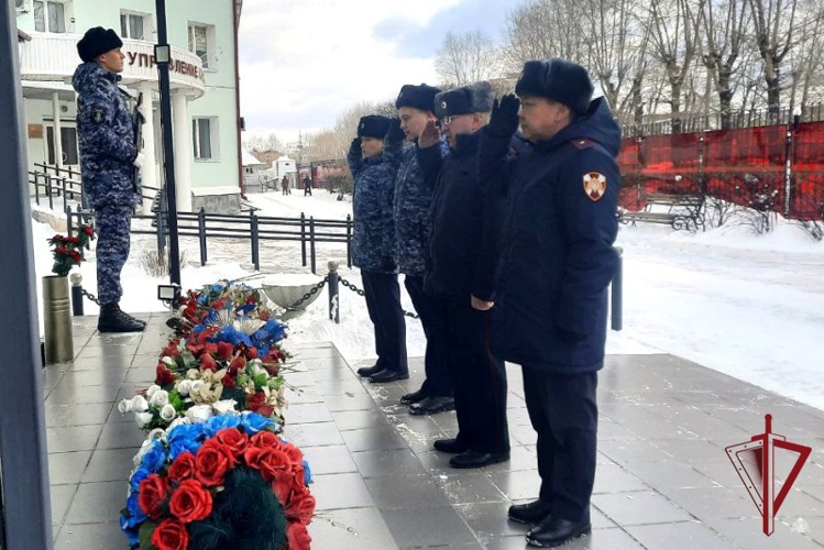 Память погибших сослуживцев почтили росгвардейцы в Бурятии