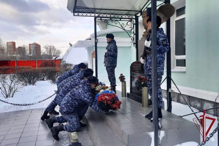 Память погибших сослуживцев почтили росгвардейцы в Бурятии