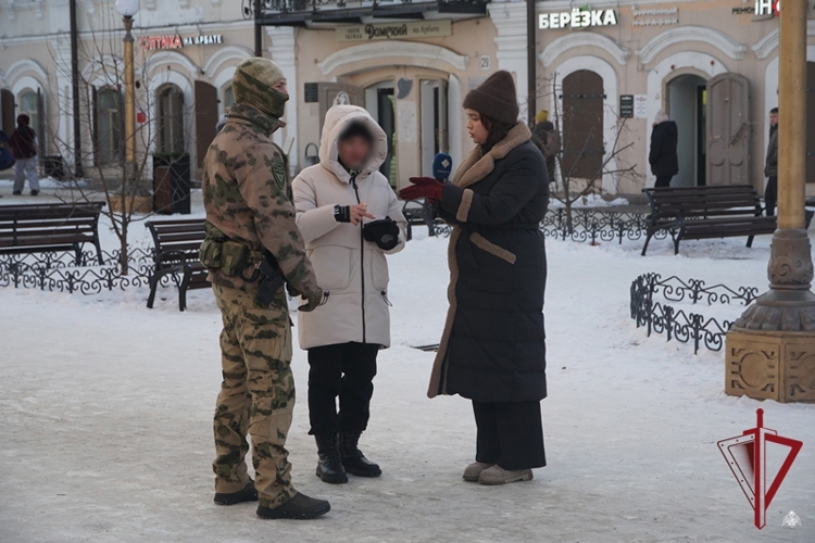 В Улан-Удэ росгвардейцы напомнили о правилах безопасности в рамках социального эксперимента