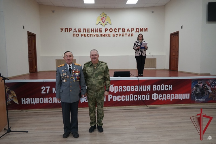 В Бурятии росгвардейцы поздравили ветеранов войск правопорядка
