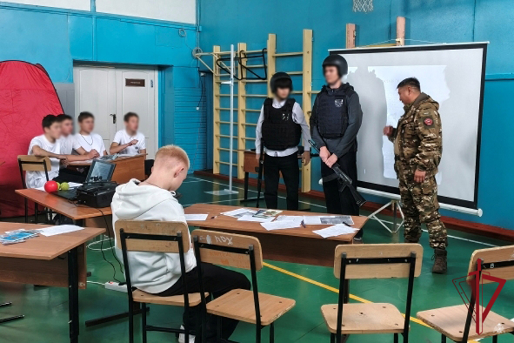 Росгвардейцы приняли участие в профориентационном занятии для школьников в Бурятии