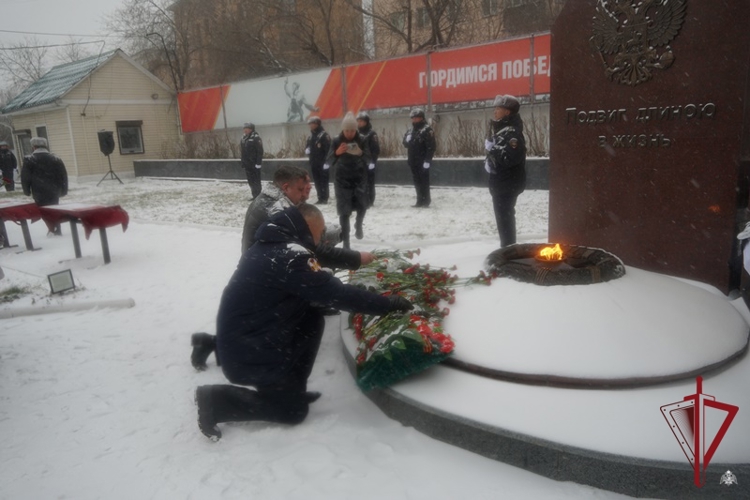 Память погибших сослуживцев почтили росгвардейцы в Бурятии