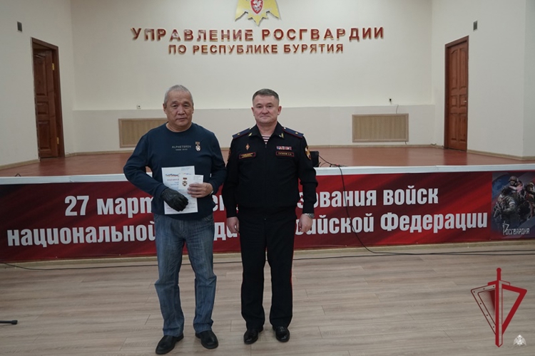 В Бурятии росгвардейцы поздравили ветеранов войск правопорядка