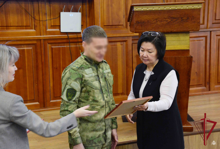 В Улан-Удэ сотруднику СОБР «Барс» вручили благодарственное письмо Министерства науки и высшего образования Российской Федерации