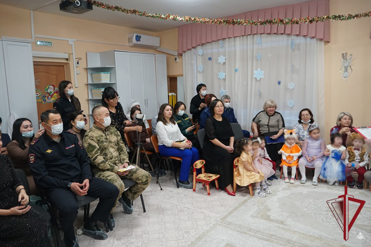 Росгвардейцы Бурятии поздравили воспитанников детского дома «Аистёнок» с наступающим Новым годом