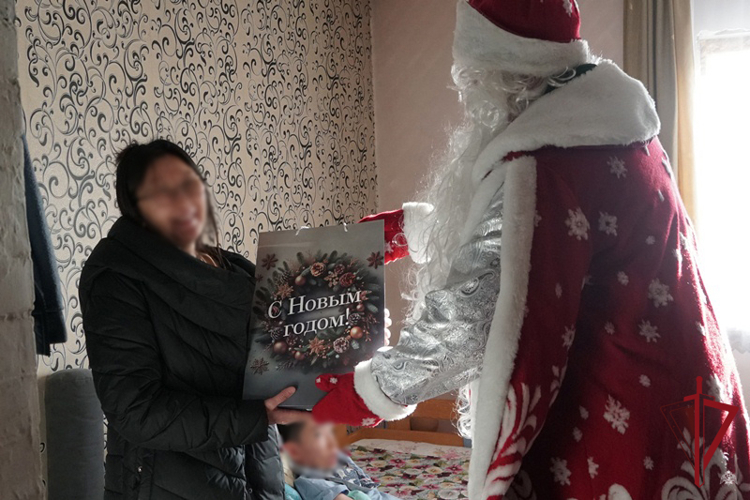 В Бурятии сотрудники вневедомственной охраны Росгвардии подарили праздник паллиативным детям