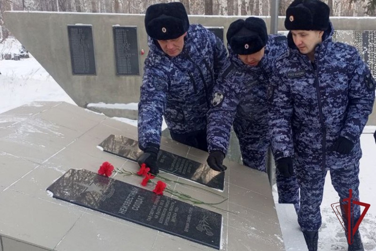 Росгвардейцы Бурятии почтили память Неизвестного Солдата
