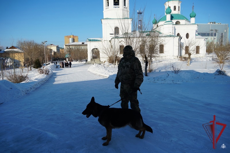 Росгвардейцы обеспечивают безопасность в канун Рождества Христова в Бурятии