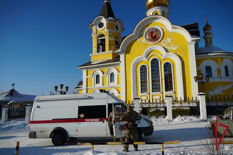 Росгвардейцы обеспечивают безопасность в канун Рождества Христова в Бурятии