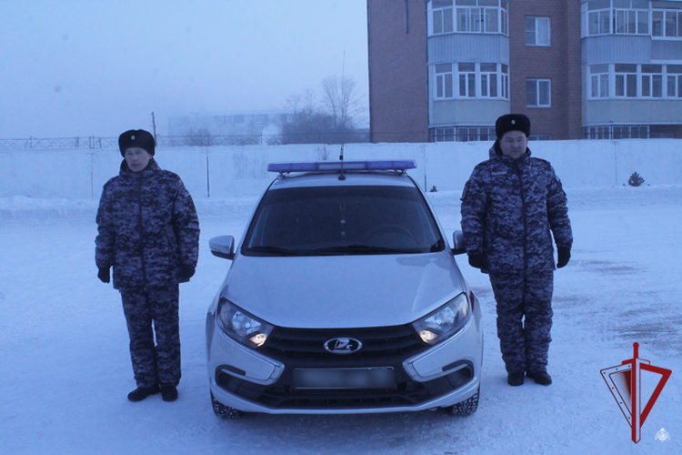 Лучшей группе задержания вневедомственной охраны Росгвардии в Улан-Удэ вручили новый автомобиль
