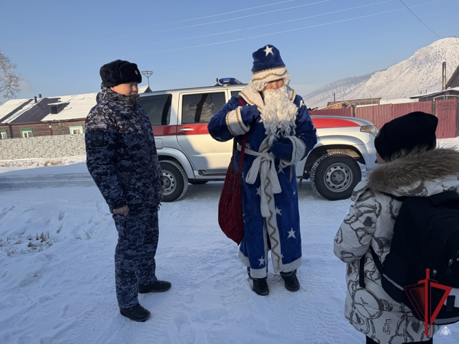 В Бурятии росгвардейцы поздравили с праздником детей, тружеников тыла и ветеранов службы