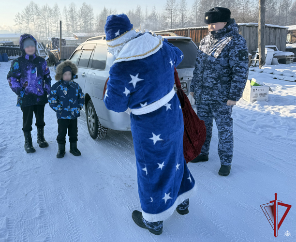 В Бурятии росгвардейцы поздравили с праздником детей, тружеников тыла и ветеранов службы