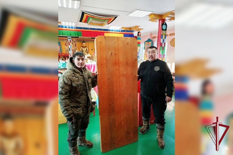 Сотрудники вневедомственной охраны Росгвардии сделали подарок дацану в канун Белого месяца