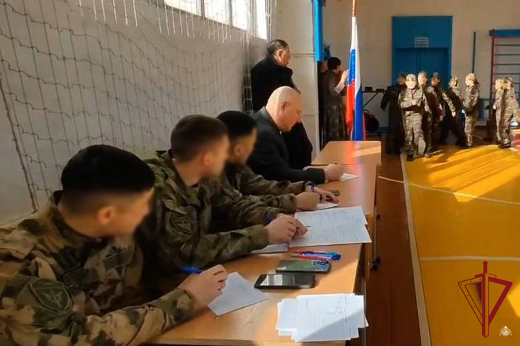 В Иволгинском районе сотрудники ОМОН приняли участие в смотре строя и песни среди школьников
