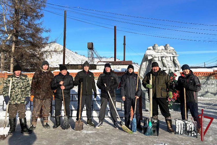 В Баунтовском районе росгвардейцы и школьники очистили от снега военный мемориал