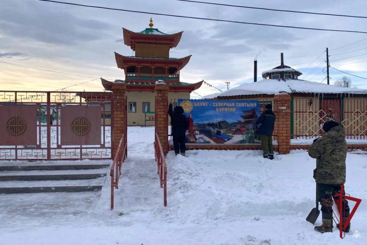 Сотрудники вневедомственной охраны Росгвардии сделали подарок дацану в канун Белого месяца