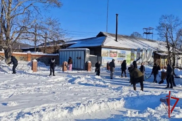 В Баунтовском районе росгвардейцы и школьники очистили от снега военный мемориал