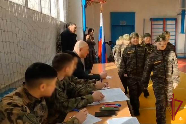 В Иволгинском районе сотрудники ОМОН приняли участие в смотре строя и песни среди школьников
