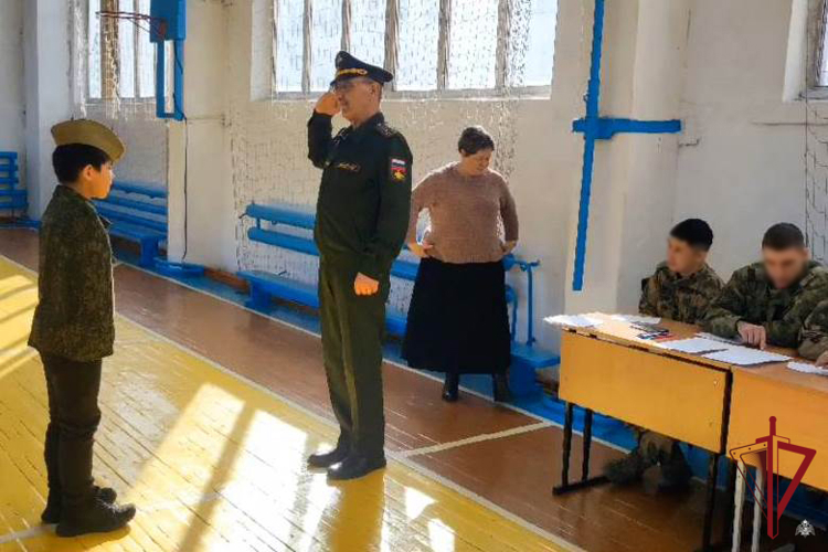 В Иволгинском районе сотрудники ОМОН приняли участие в смотре строя и песни среди школьников