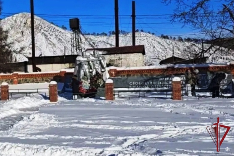 В Баунтовском районе росгвардейцы и школьники очистили от снега военный мемориал