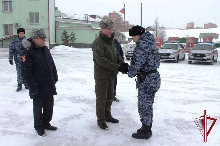 В Бурятии росгвардейцы получили новые служебные автомобили