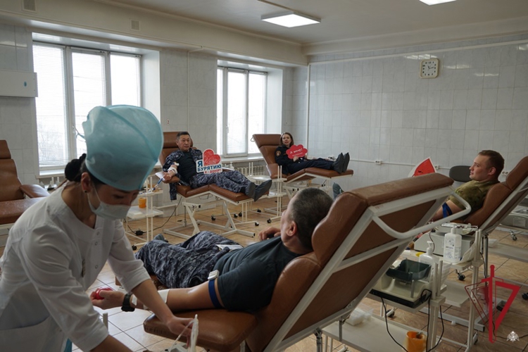 В Бурятии росгвардейцы сдали донорскую кровь в преддверии юбилея ведомства